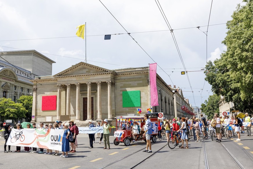 Des personnes defilent contre le rechauffement climatique dans les rue de Geneve lors de la manifestation "Le Grand Geneve pour le Climat!", ce samedi 3 juin 2023 a Geneve. (KEYSTONE/Salvato ...