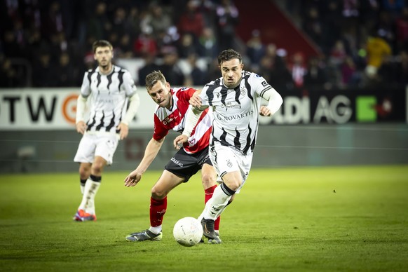 Fabian Frei (FCW) (links) kaempft um den Ball mit Xherdan Shaqiri (FCB) (rechts) im Fussball Meisterschaftsspiel der Swiss Super League zwischen dem FC Winterthur, FCW, und dem FC Basel FCB, am Samsta ...