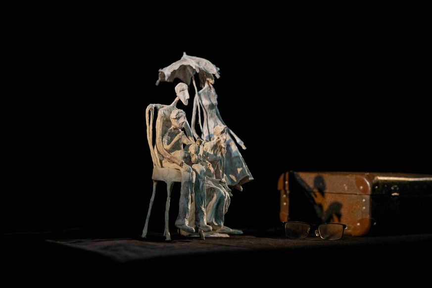 Les marionnettes et la valise utilisées lors de la représentation du spectacle «Wings».