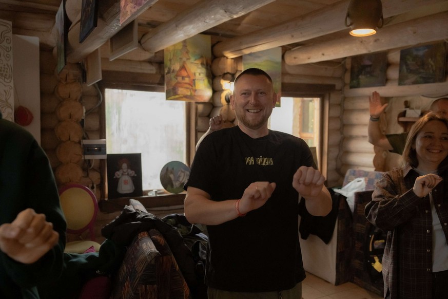 Le médecin militaire ukrainien Roman Zukh, qui participe ici à une séance d'activités motrices dans le cadre du programme RePower.