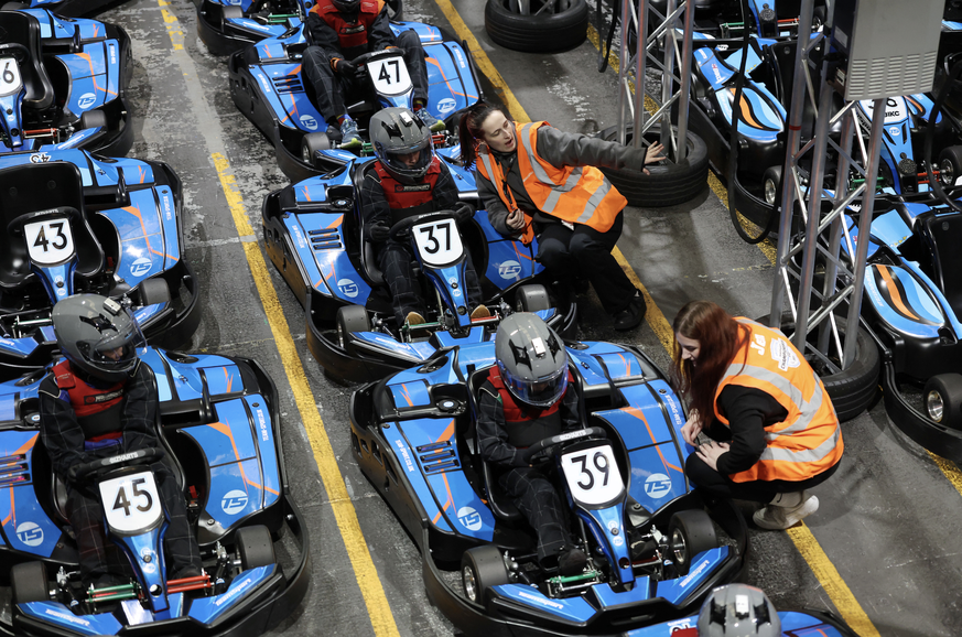 On écoute les consignes avant le départ.