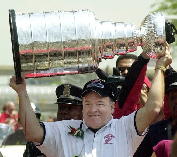 Detroit Red Wings former head coach Scotty Bowman lifts the Stanley Cup during the team&#039;s victory parade on Monday, June 17, 2002 in Detroit. The Red Wings beat the Carolina Hurricanes to win the ...