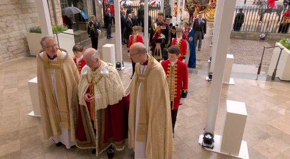 Attention: ne pas s'encoubler dans la robe royale (quatre kilos, quand même).