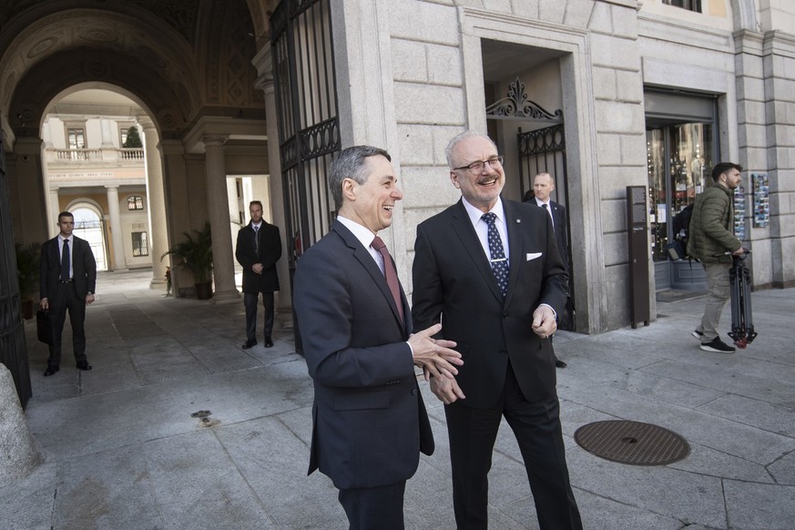 Le président de la Lettonie, Egils Levits (à droite), et Ignazio Cassis, le président de la Suisse et chef du Département fédéral des Affaires étrangères, à Lugano, le 11 avril 2022.