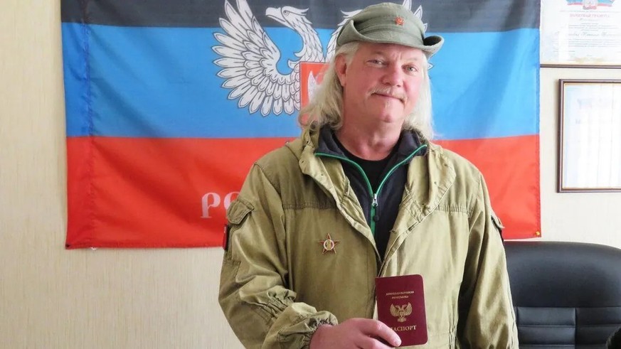 Russell Bentley a obtenu en 2017 la nationalité de la République populaire de Donetsk, autoproclamée et non reconnue, puis en 2020 celle de la Russie.