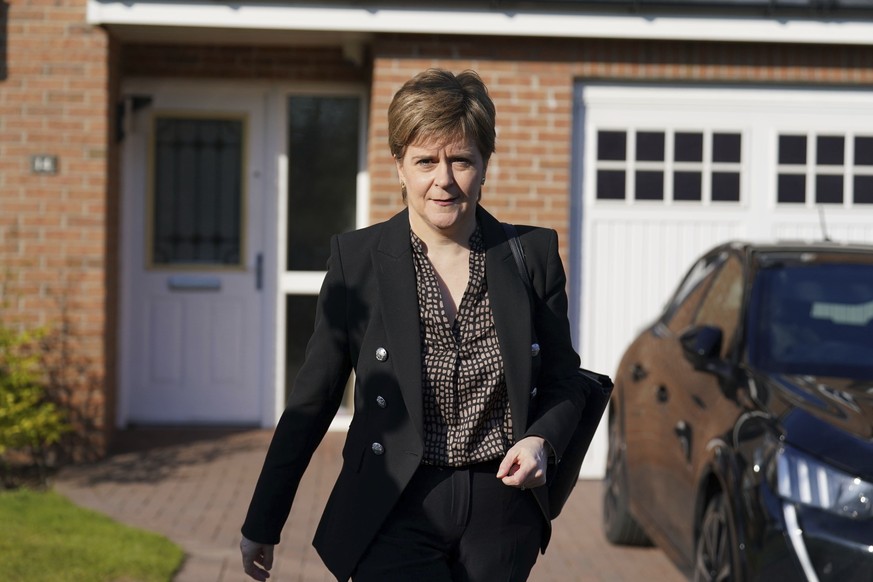 L'ancienne première ministre écossaise Nicola Sturgeon quittant son domicile à Glasgow.