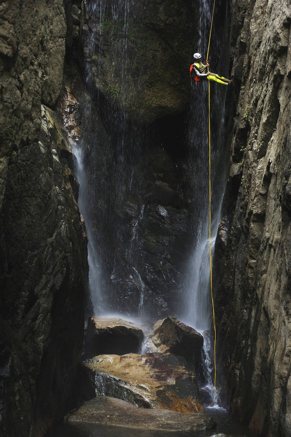 Bildnummer: 58414404 Datum: 25.11.2011 Copyright: imago/blickwinkel
Mann seilt sich in einem Wasserfall ab, Canyoning im Catena-Canyon, Frankreich, Korsika, Ajaccio man rappelling in a waterfall, can ...
