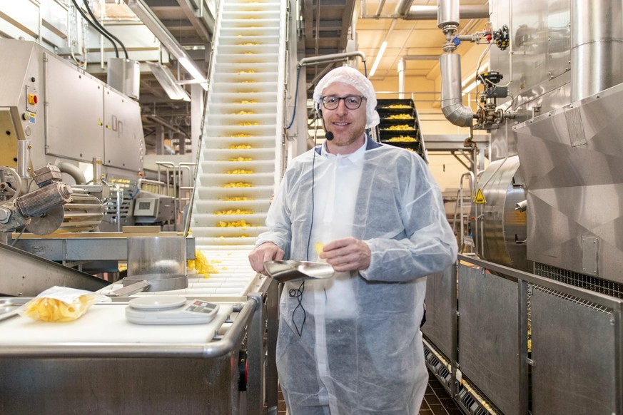 Le directeur de production Paul Beck a fait visiter l'usine de chips.