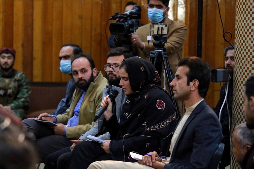 epa09574187 Journalists attend a press conference by Khalil Hamraz, spokesman for the Taliban&#039;s intelligence service and Zabihullah Mujahid, Taliban&#039;s spokesman, in Kabul, Afghanistan, 10 No ...