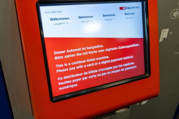 Depuis la mi-juillet, quatre des cinq distributeurs automatiques de la gare de Baden (AG) n'acceptent plus les espèces.