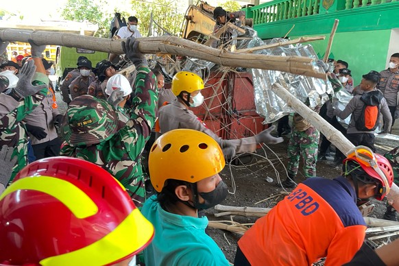 Rescuers clear debris from the site of a building that collapsed at an Islamic boarding school during the search for victims in Sidoarjo, East Java, Indonesia, Saturday, Oct. 4, 2025. (AP Photo/Trisna ...