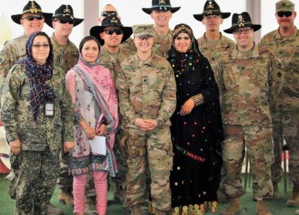 Mursal Ahmadzai (en rose) avec des soldats américains sur la base militaire New Kabul Compound en 2019.