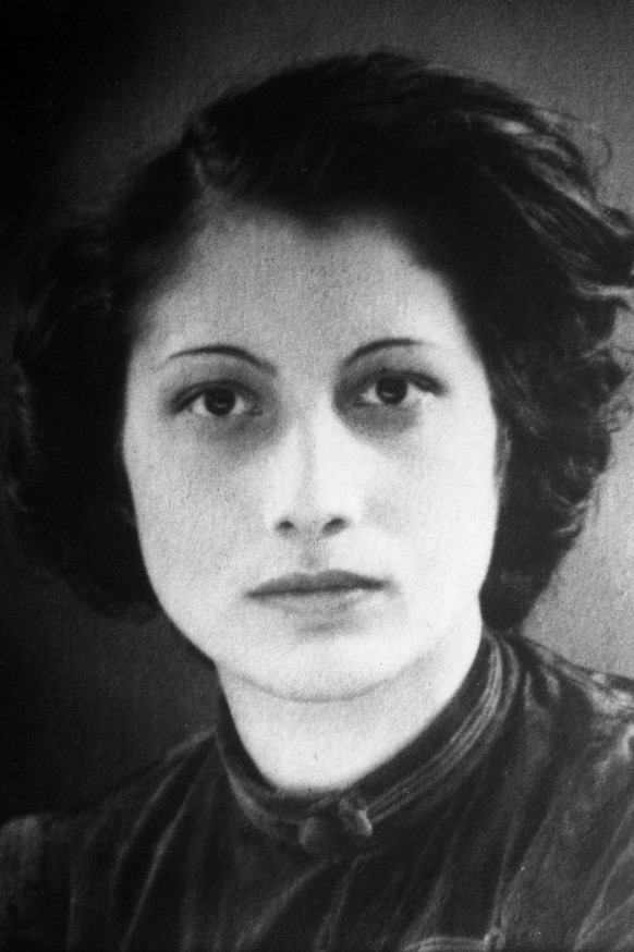 Elle a reçu la Croix de George. La Croix de George a été décernée à titre posthume à l&#039;officier de section adjoint Noor Inayat Khan de la Women&#039;s Royal Air Force. Mlle Inayat Khan a été la p ...