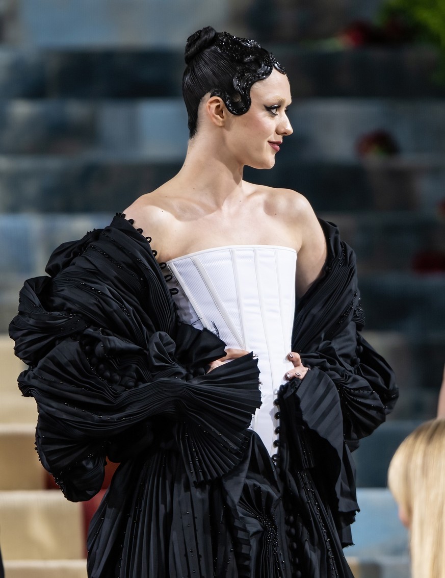 NEW YORK, NEW YORK - MAY 02: Actress Maisie Williams arrives to The 2022 Met Gala Celebrating &quot;In America: An Anthology of Fashion&quot; at The Metropolitan Museum of Art on May 02, 2022 in New Y ...