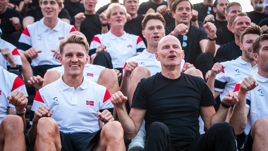 Même le coach Stale Solbakken (premier rang, t-shirt noir) a ramé avec ses vikings.