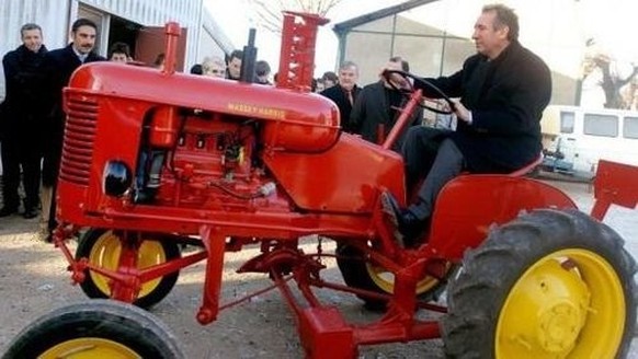 Bayrou en 2007 sur un tracteur Pony datant de 1952.