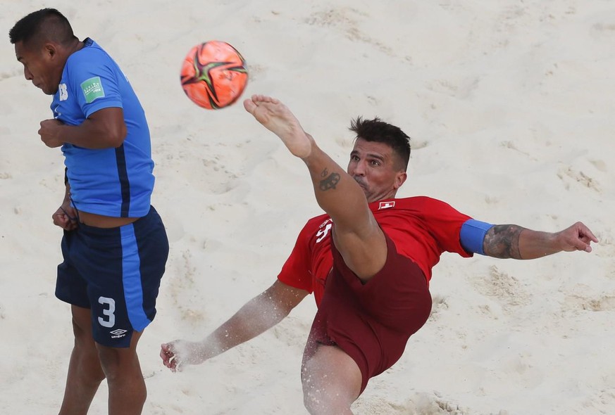 Dejan Stankovic (en rouge, ici face au Salvador) est la vedette et le fer de lance de l'équipe de Suisse de Beach soccer.