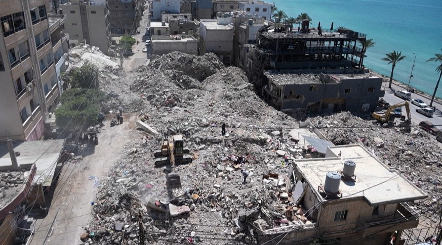 Les pelleteuses s'affaire à déblayer les débris.