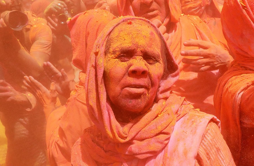 epa09826314 Indian widows participate in the Holi festival in Vrindavan, Uttar Pradesh, India, 15 March 2022. Hundreds of widows from Vrindavan and Varanasi gathered to mark the holi festival after th ...
