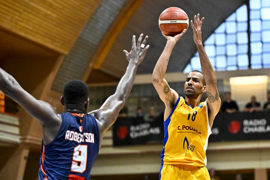 Le joueur neuchatelois Arkim Robertson, gauche, lutte pour le ballon avec le joueur vaudois Thabo Sefolosha, droite, lors du deuxieme acte des quarts de finale de Play-off du championnat masculin de b ...