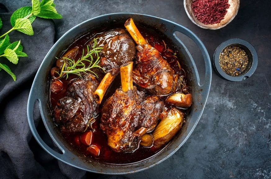 Lamb shanks – Lammstelzen – souris d'agneau. Braised lamb shanks in Guiness.
Essen food kochen.