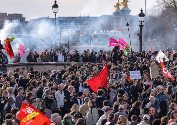 Une manifestation sauvage s'est tenue dans la foulée du déclenchement du 49.3, place de la Concorde, où le slogan «La vraie démocratie, elle est ici» était scandé.