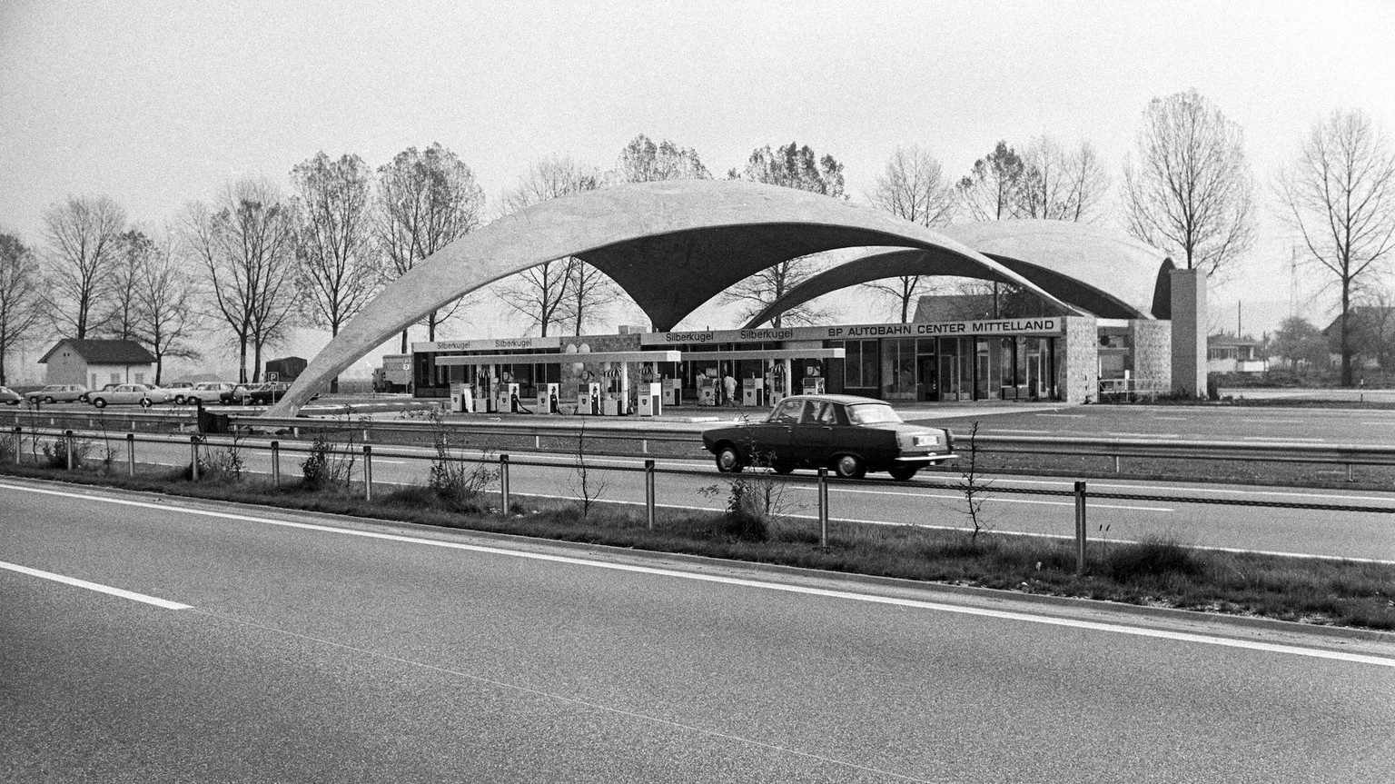 Die Autobahnraststaette Deitingen Sued 1968, an der A1 im Kanton Solothurn, mit dem markanten Betonschalendach des Ingenieurs Heinz Isler,