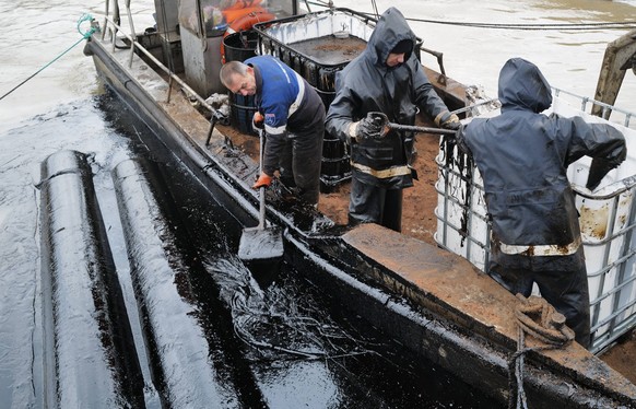 Russia Oil Terminal Fire Aftermath 9151521 25.04.2026 Volunteers collect oil products spilled into the Tuapse River after a fire at the marine terminal, caused by massive drone attacks on April 16 and ...