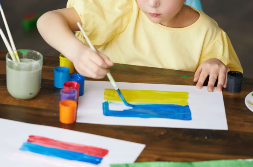 Depuis qu'elle a été enlevée à son père, l'enfant s'est repliée sur elle-même et ne parle à personne.