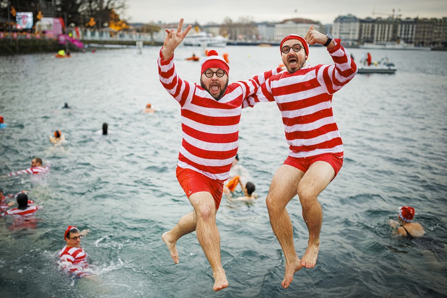 Des participants de la 84e édition de la Coupe de Noël sautent dans le lac Léman.