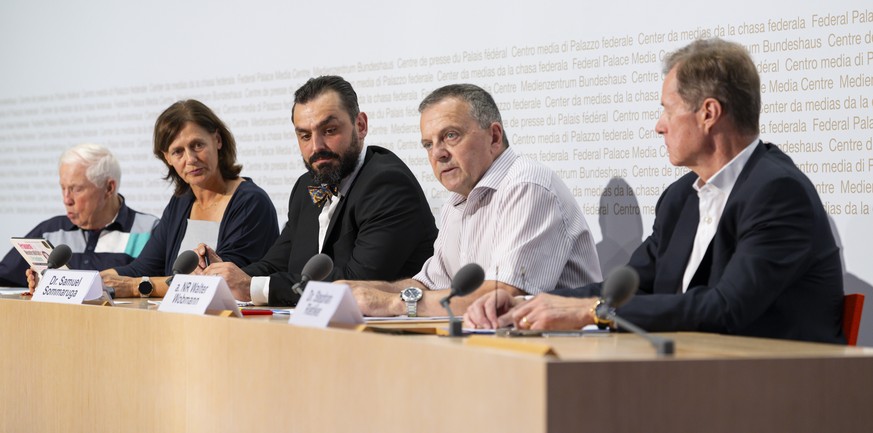 Alt- Bundesrat Christoph Blocher, Nationalraetin Monika Rueegger, SVP-OW, Samuel Sommaruga, Alt-Nationalrat Walter Wobmann, SVP-SO, Stephan Rietiker, Praesident Pro Schweiz, von links, sprechen zur Ab ...