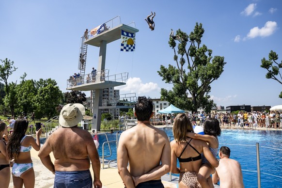 Une personne saute du plongeoir dans l&#039;eau de la piscine pendant une demonstration de plongeons lors de l&#039;inauguration de la nouvelle piscine des Melezes le samedi 21 juin 2025 a La Chaux-de ...