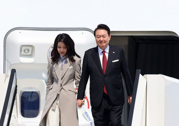 Le président sud coréen Yoon Suk Yeol (D) accompagné de sa femme Kim Keon Hee le 16 mars 2023 à Tokyo. (Photo by YOSHIKAZU TSUNO/Gamma-Rapho via Getty Images)