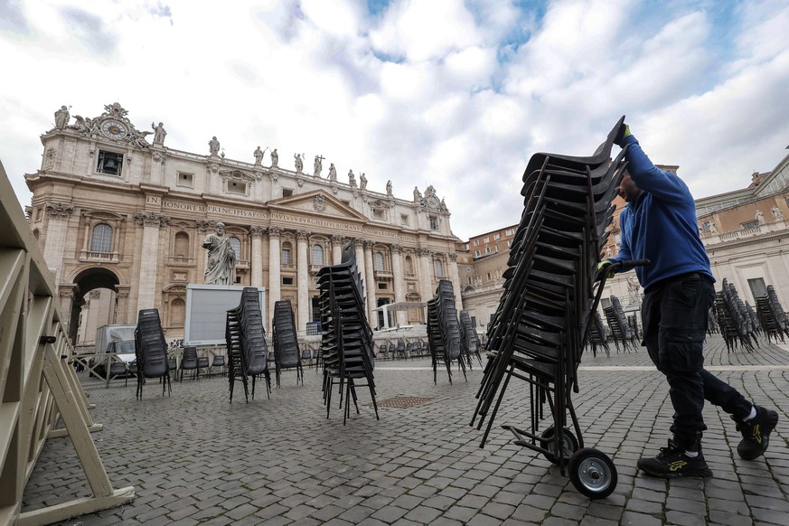 epa10386540 Workers in St Peter���s Square prepare for the funeral ceremony for Pope emeritus Benedict XVI, Vatican City, 02 January 2023. EPA/GIUSEPPE LAMI