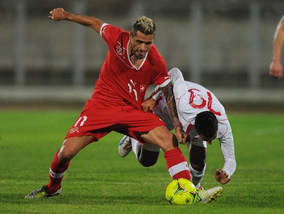 Der Schweizer Valon Behrami, links, und der Tunesier Abdelkad Oueslati, rechts, kaempfen um den Ball, im Fussball Freundschaftsspiel Tunesien gegen Schweiz, am Mittwoch, 14. November 2012, im Stade Ol ...