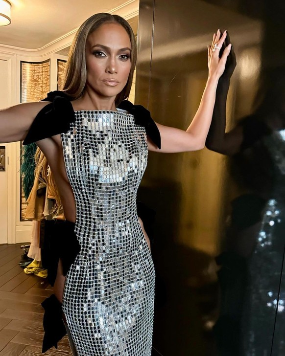 La robe de Jennifer Lopez a Toronto fait jaser