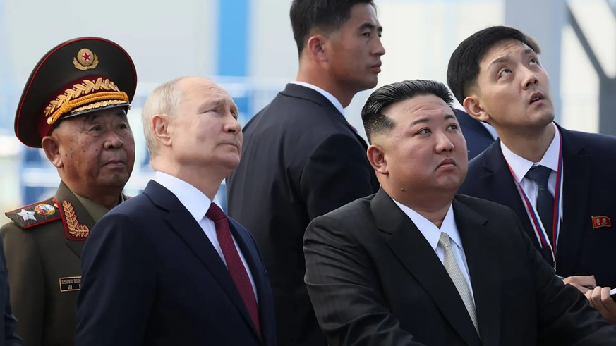 Le dirigeant nord-coréen Kim Jong Un (2e à partir de la droite) soutient la guerre menée par Vladimir Poutine en Ukraine. (Photo d'archive)