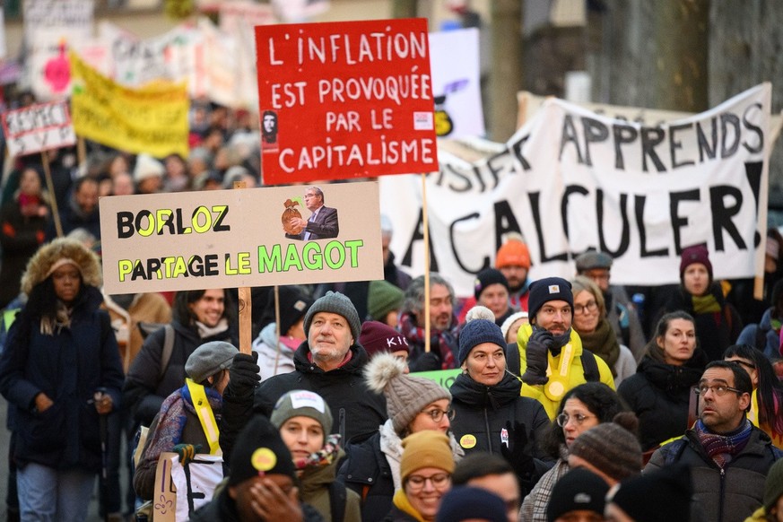 Des employes du canton de Vaud brandissent des pancartes lors d&#039;un rassemblement pendant la journee d&#039;actions et de greve de la fonction publique vaudoise, des salaries des secteurs publics  ...