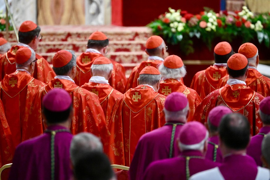 Pourquoi le sang du Christ transforme les cardinaux en fashionistas
