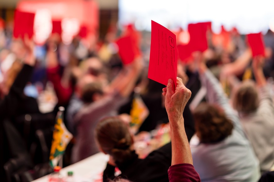 Delegierte stimmen ab am Parteitag der SP Schweiz am Samstag, 25. Oktober 2025 in der Stadthalle in Sursee. (KEYSTONE/Philipp Schmidli)