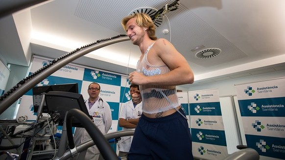 Ivan Rakitic lors de sa visite médicale au Barça en 2014.