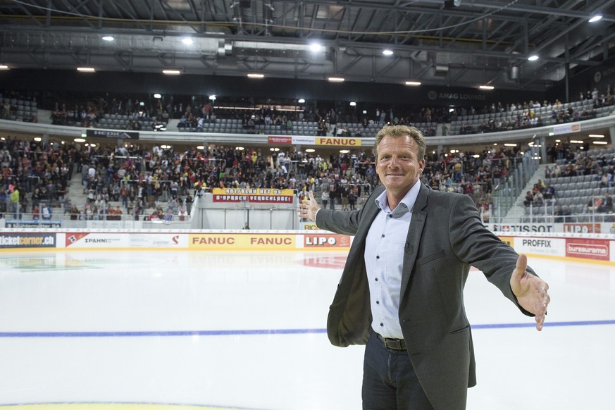 Biels Head Coach Kevin Schlaepfer waehrend der Mannschaftspraesentation, vor dem 1. Spiel in der neuen Tissot-Arena, zwischen dem EHC Biel und dem HC Lausanne, am Dienstag, 1. September 2015, in der T ...