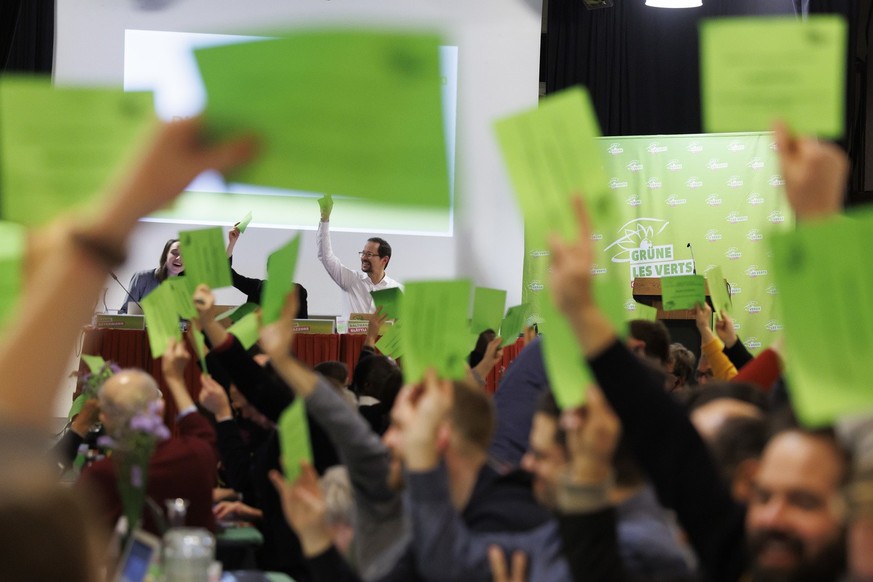 Balthasar Glaettli, centre, president des VERT-E-S suisses, avec les delegues Verts votent le mot d&#039;ordre sur le contre projet a l&#039;initiative sur les glaciers, lors de l&#039;assemblee des d ...