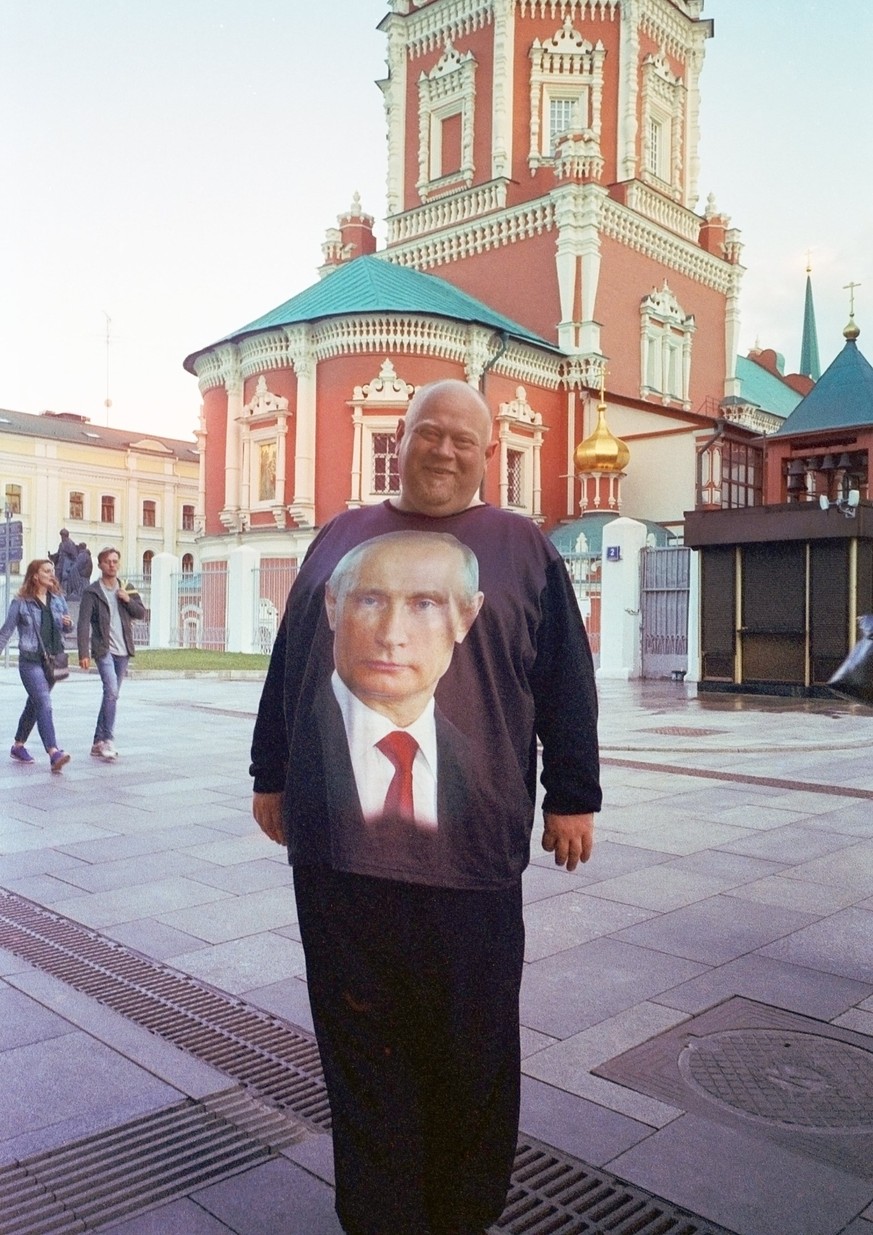 Supporteur de Vladimir Poutine avec le monastère de l&#039;Epiphanie en arrière-plan - Moscou, Russie