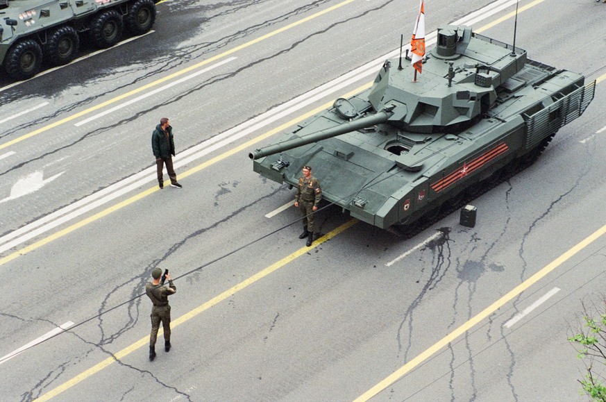 Soldat posant pour une photo avant le défilé militaire du Jour de la Victoire sur la rue Tverskaïa - Moscou, Russie