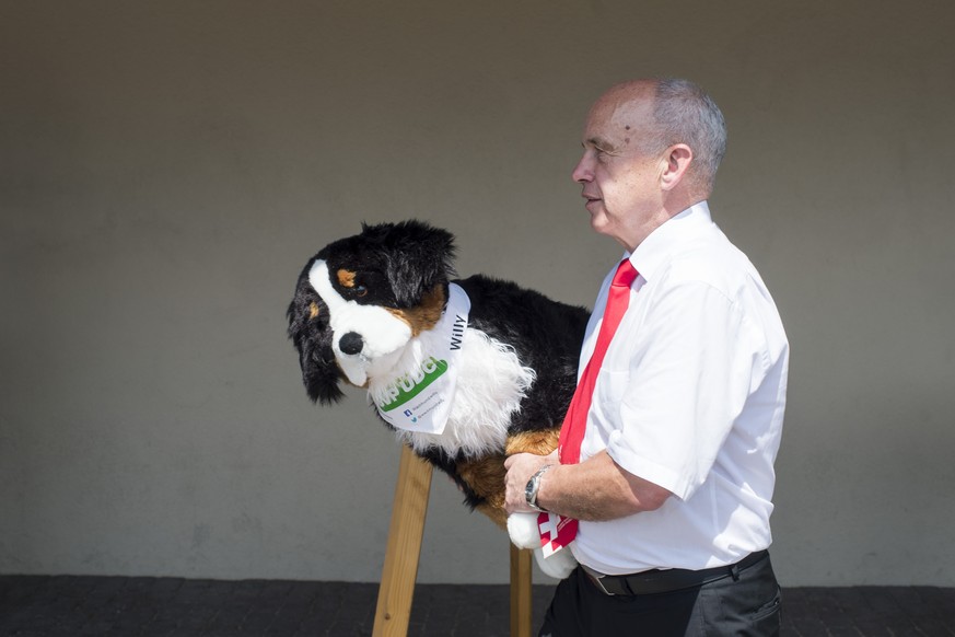 ARCHIV -- Bundesrat Ueli Maurer mit einem Sennenhund Plueschtier an der Delegiertenversammlung der SVP am Samstag, 4. Juli 2015 in Kerns. Bundesrat Maurer kuendigt, am Freitag, 30. September 2022 sein ...