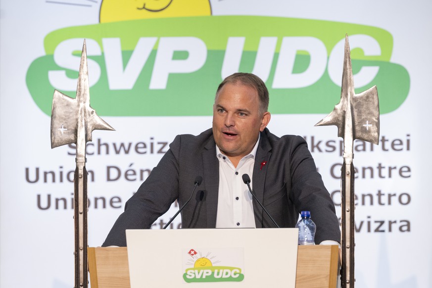 Der Praesiedent der SVP Schweiz, Marcel Dettling bei einer Rede, anlaesslich der Delegiertenversammlung der SVP Schweiz vom Samstag, 22. August 2026 in der Waldmannhalle in Baar. (KEYSTONE/Urs Flueele ...