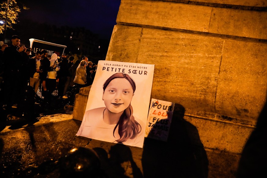A Paris, une pancarte avec le portrait de Lola, la jeune fille assassinée dans un quartier nord de la capitale française.