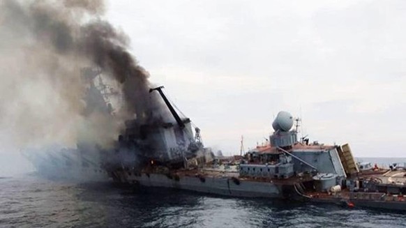 Le Moskva aurait été touché par un missile russe conduisant à une explosion à bord du bateau. watson