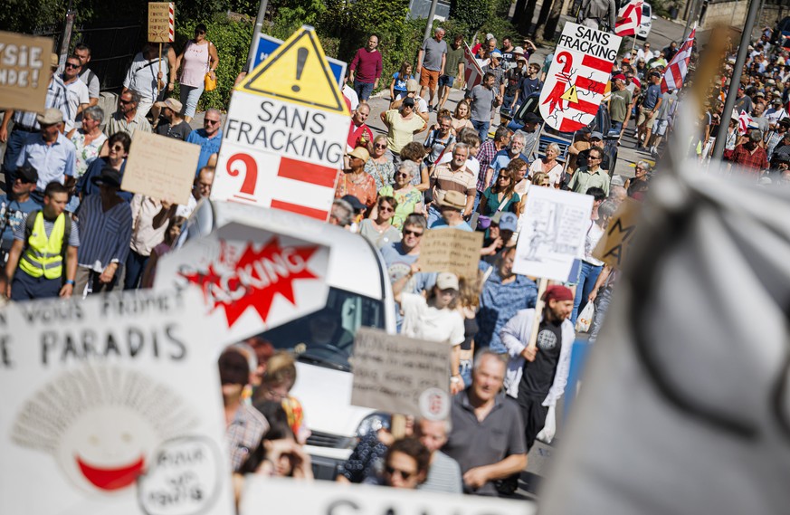 Des personnes participent a une manifestation organisee par l&#039;association Citoyens Responsables Jura, CRJ, contre le projet de geothermie profonde prevu a Glovelier dans la commune de Haute-Sorne ...